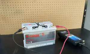 Akumulator A-mega Premium 75Ah 12V nie przyjmuje prądu. Tester diagnostyczny podłączony do klem.