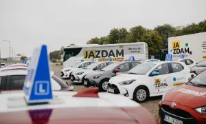 Szkoła jazdy "Ja Zdam" z autami i autokarem. Dowiedz się, ile przed 18 można zdawać egzamin teoretyczny na prawo jazdy.