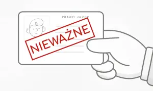 Dłoń trzyma prawo jazdy z przekreślonym napisem "NIEWAŻNE".