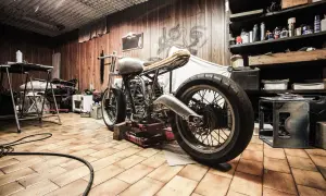 Motocykl w warsztacie, gotowy do przeglądu. Brak przeglądu to kara, ale ten custom bike zasługuje na uwagę.