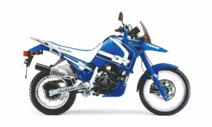 Niebieski motocykl Suzuki DR Big z białymi akcentami, widok z boku.