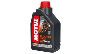 Czarna butelka oleju silnikowego Motul Scooter Power 4T 5W-40 z czerwonym korkiem.