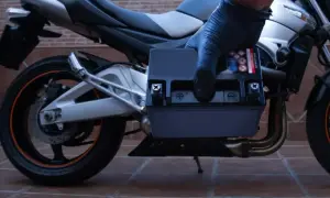 Rękawiczka zakłada nowy akumulator do motocykla. Zastanawiasz się, jaki akumulator do motocykla będzie najlepszy?