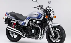 Srebrny motocykl Honda CB750 Seven Fifty z niebieskimi pasami, widok z przodu.