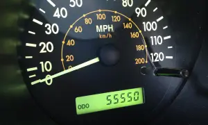 Przebieg motocykla 55550 km. Jak sprawdzić przebieg motocykla? Spójrz na licznik!