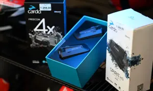 Pudełka z interkomami motocyklowymi Cardo Freecom 4x i Spirit HD.