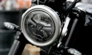 Reflektor motocykla z logo Triumph i dodatkowe światła LED.