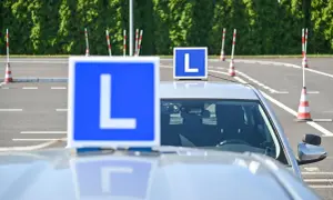 Na placu manewrowym samochód z literą "L" na dachu. Zastanawiasz się, ile błędów można zrobić na egzaminie teoretycznym na prawo jazdy?