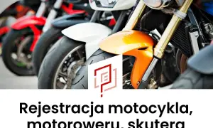 Rząd motocykli i skuterów, z pomarańczowym błotnikiem z przodu.