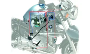 Schemat układu paliwowego motocykla BMW z zaznaczonymi elementami i przewodami.