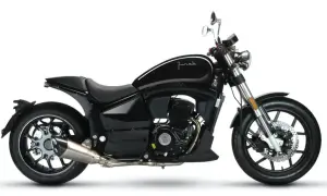 Czarny motocykl Junak M15, gotowy do odblokowania pełnej mocy i wolności na drodze. Stylowy cruiser z chromowanymi elementami.