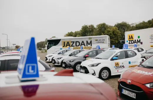 Szkoła jazdy "Ja Zdam" z autami i autokarem. Dowiedz się, ile przed 18 można zdawać egzamin teoretyczny na prawo jazdy.