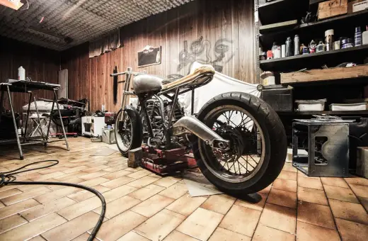 Motocykl w warsztacie, gotowy do przeglądu. Brak przeglądu to kara, ale ten custom bike zasługuje na uwagę.