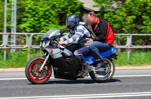 Motocyklista i pasażer bez kasków. Ryzykują mandat i niebezpieczeństwo.