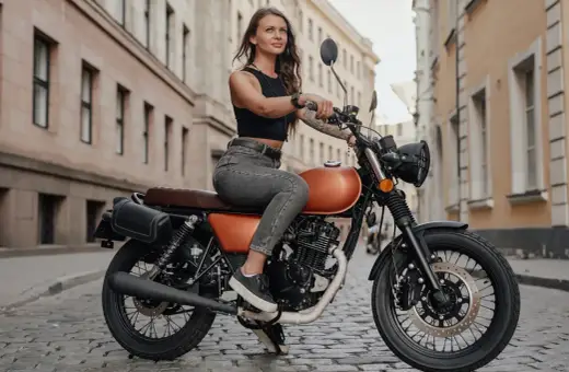 Kobieta na motocyklu 125, czuje wolność, jakby to była jej pierwsza jazda od 3 lat. Stylowa, miejska przygoda.