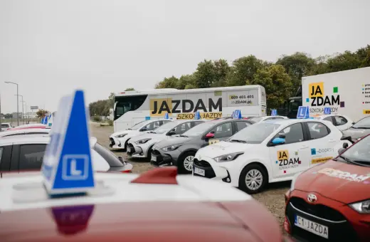 Szkoła jazdy "Ja Zdam" z autami i autokarem. Dowiedz się, ile przed 18 można zdawać egzamin teoretyczny na prawo jazdy.