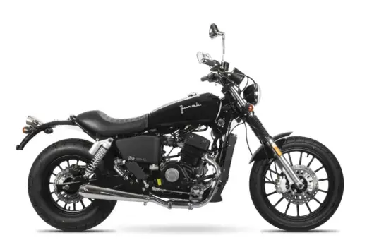 Czarny motocykl Junak z klasycznym designem, który przywołuje historię motocykla. Idealny na miejskie podróże.