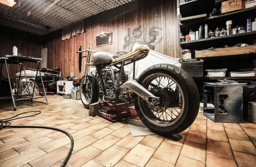 Motocykl w warsztacie, gotowy do przeglądu. Brak przeglądu to kara, ale ten custom bike zasługuje na uwagę.