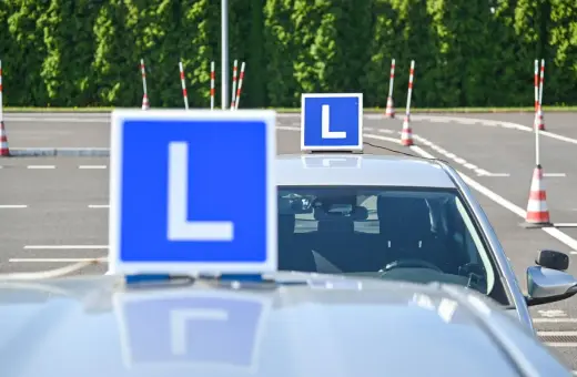 Na placu manewrowym samochód z literą "L" na dachu. Zastanawiasz się, ile błędów można zrobić na egzaminie teoretycznym na prawo jazdy?