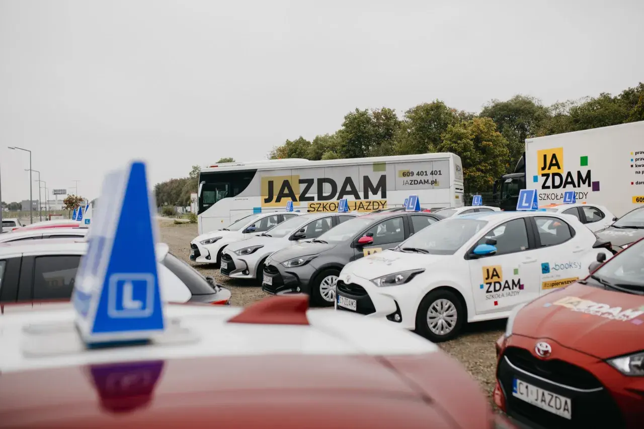 Szkoła jazdy "Ja Zdam" z autami i autokarem. Dowiedz się, ile przed 18 można zdawać egzamin teoretyczny na prawo jazdy.