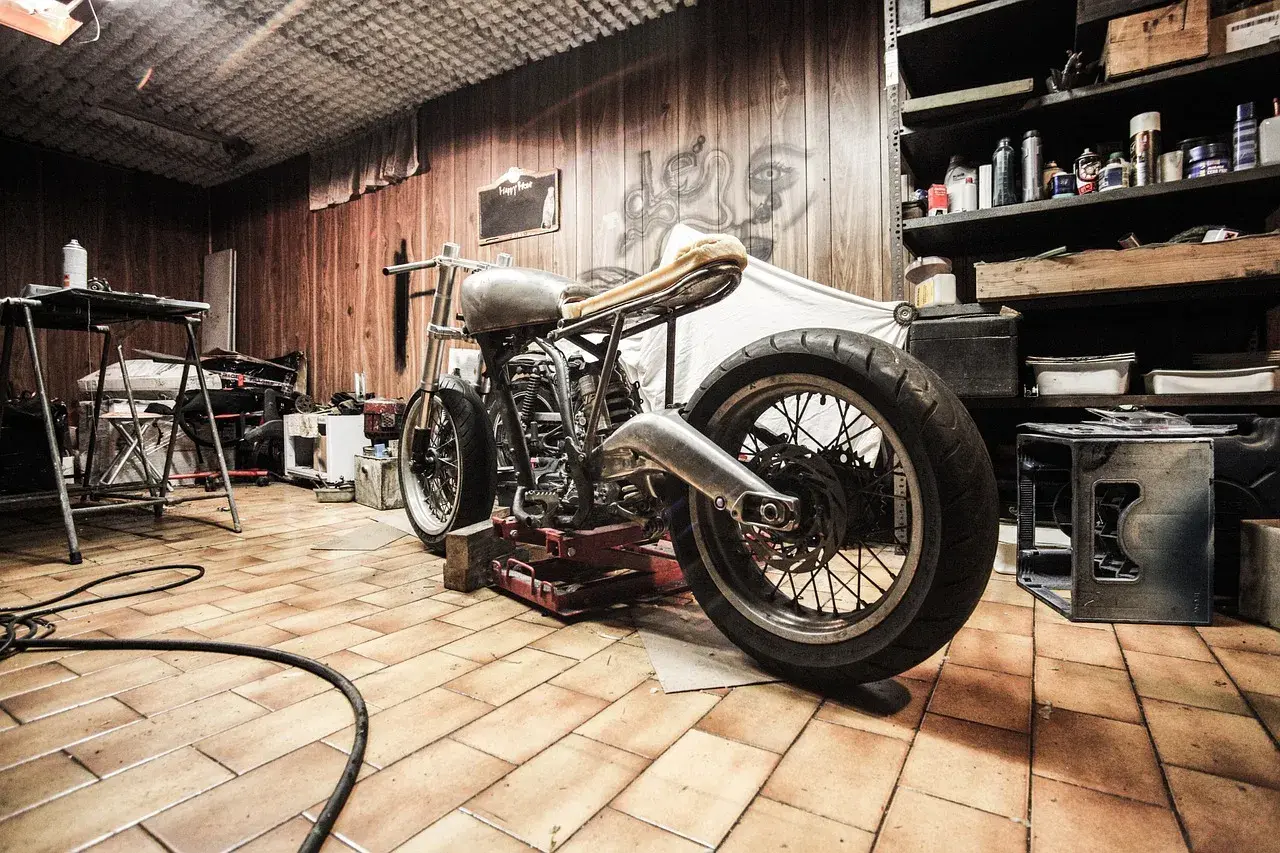 Motocykl w warsztacie, gotowy do przeglądu. Brak przeglądu to kara, ale ten custom bike zasługuje na uwagę.