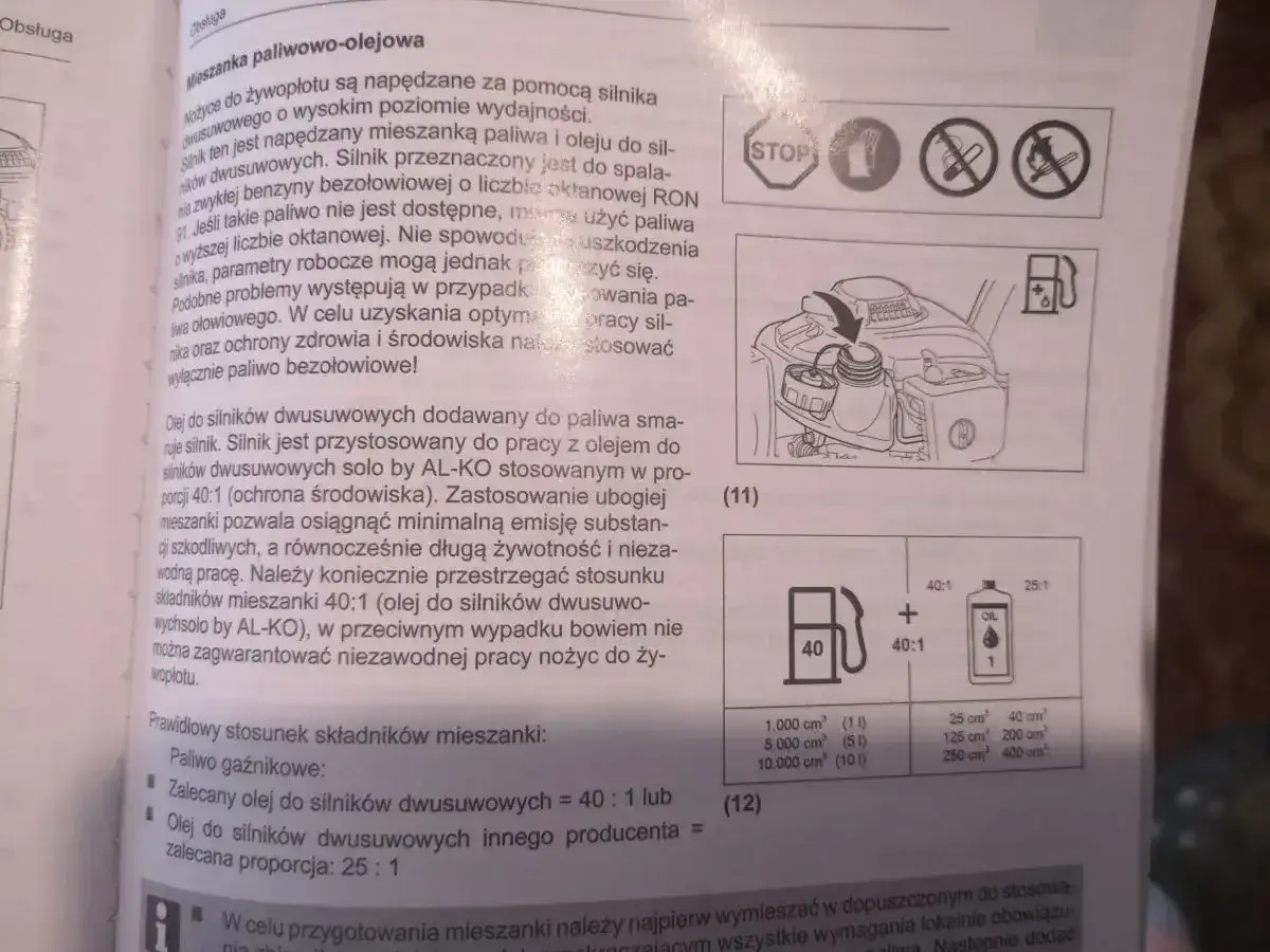 Ilustracja przedstawia schemat mieszania paliwa i oleju do silnika dwusuwowego, z ikonami i tabelą proporcji.