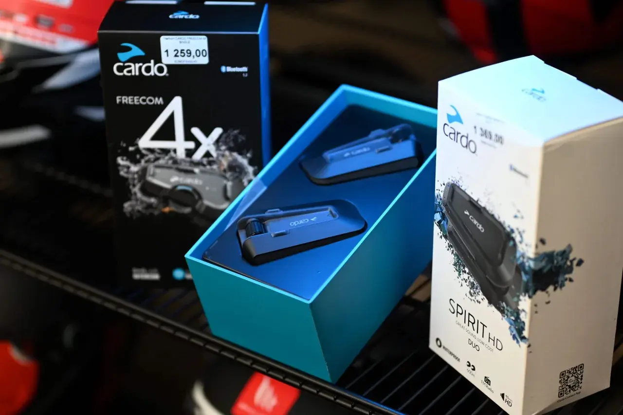 Pudełka z interkomami motocyklowymi Cardo Freecom 4x i Spirit HD.