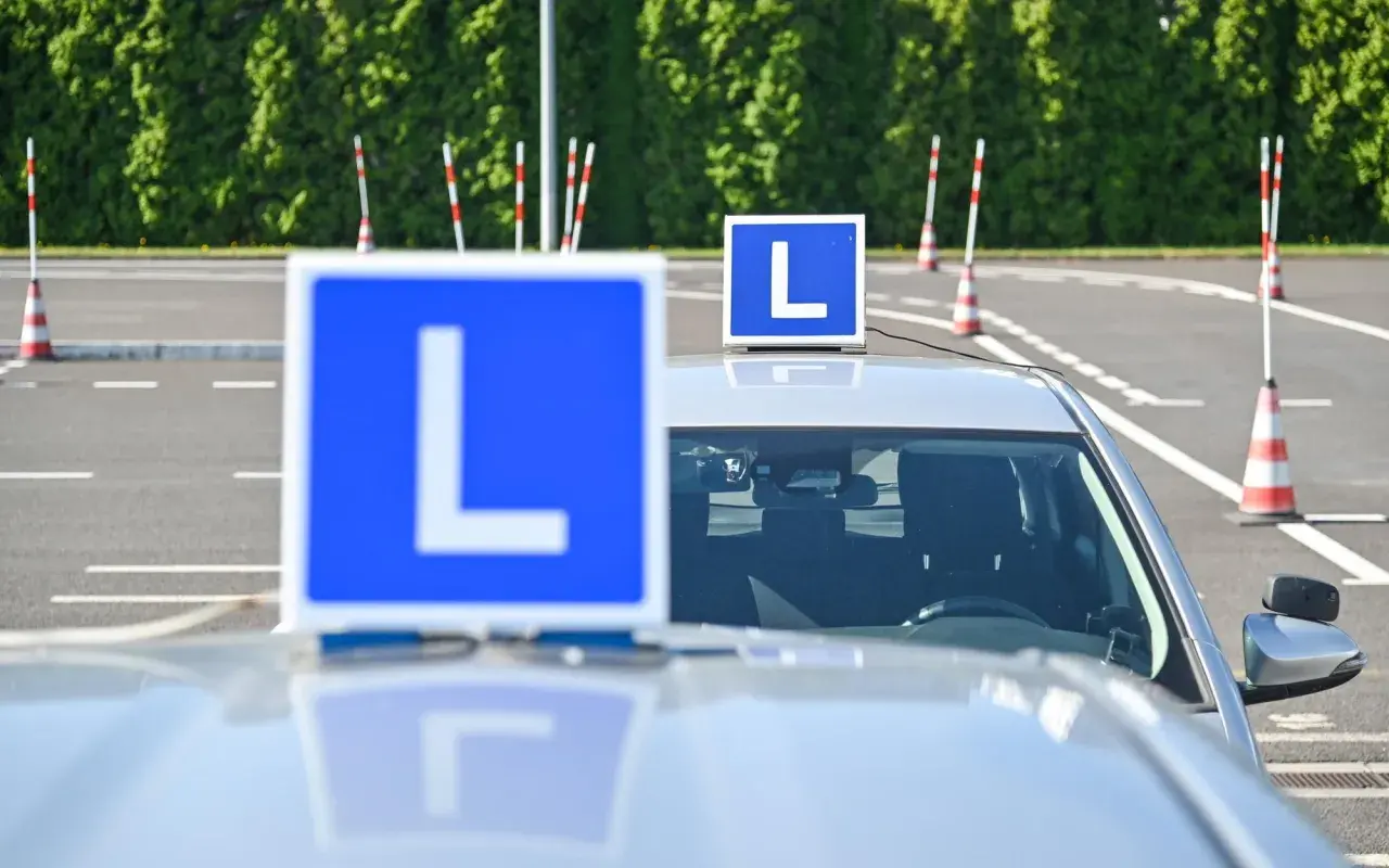 Na placu manewrowym samochód z literą "L" na dachu. Zastanawiasz się, ile błędów można zrobić na egzaminie teoretycznym na prawo jazdy?