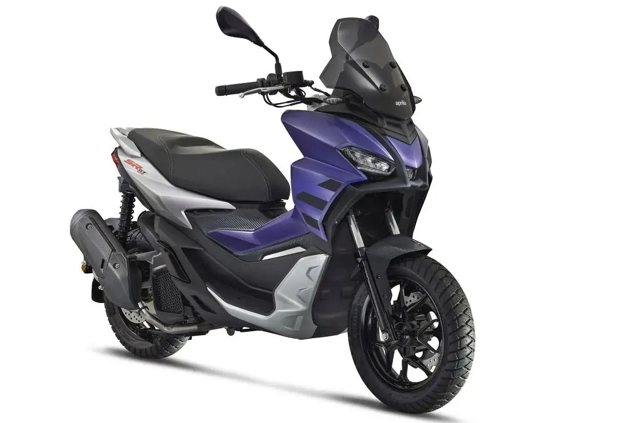 Fioletowy skuter Aprilia SR GT 125, najszybszy skuter 125, z czarną szybą i siedzeniem, gotowy do miejskich przygód.