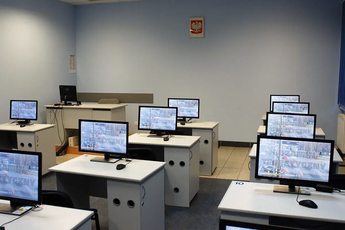 Sala egzaminacyjna z komputerami, na których wyświetlany jest egzamin teoretyczny na prawo jazdy. Czas trwania egzaminu teoretycznego na prawo jazdy jest zazwyczaj krótki.