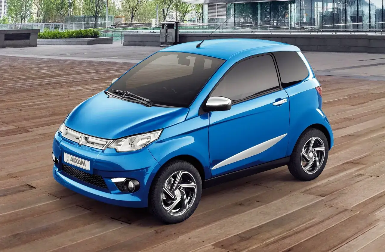 Niebieski Aixam, idealny jako motor na kat B. Małe, miejskie auto z nowoczesnym designem.