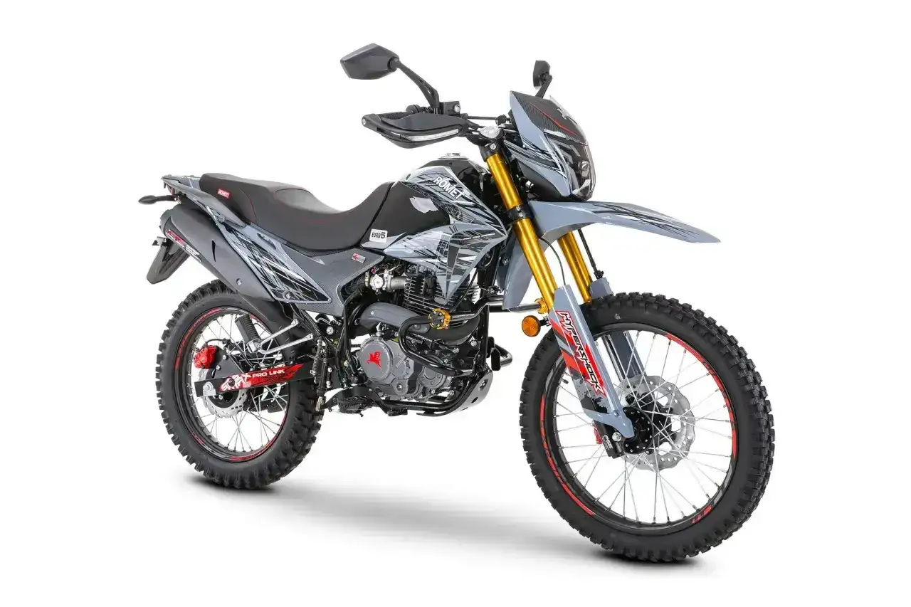 Szary motocykl enduro z czerwonymi akcentami. Zastanawiasz się, jakie prawo jazdy na motor 250?